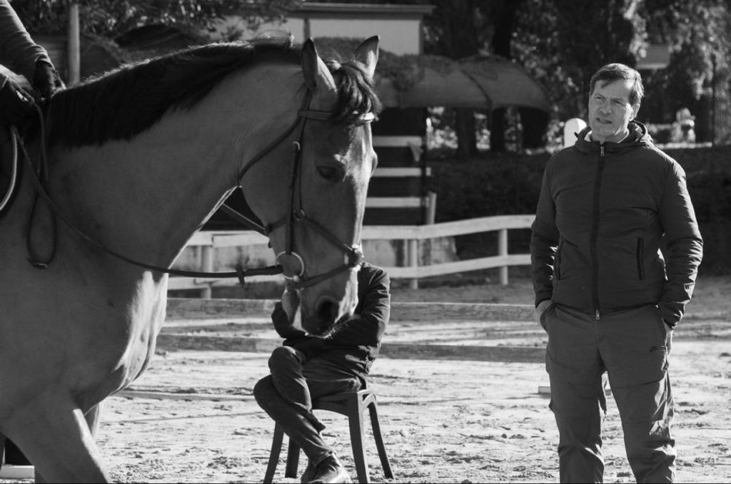 Eric Louradour donnant un cours d'équitation