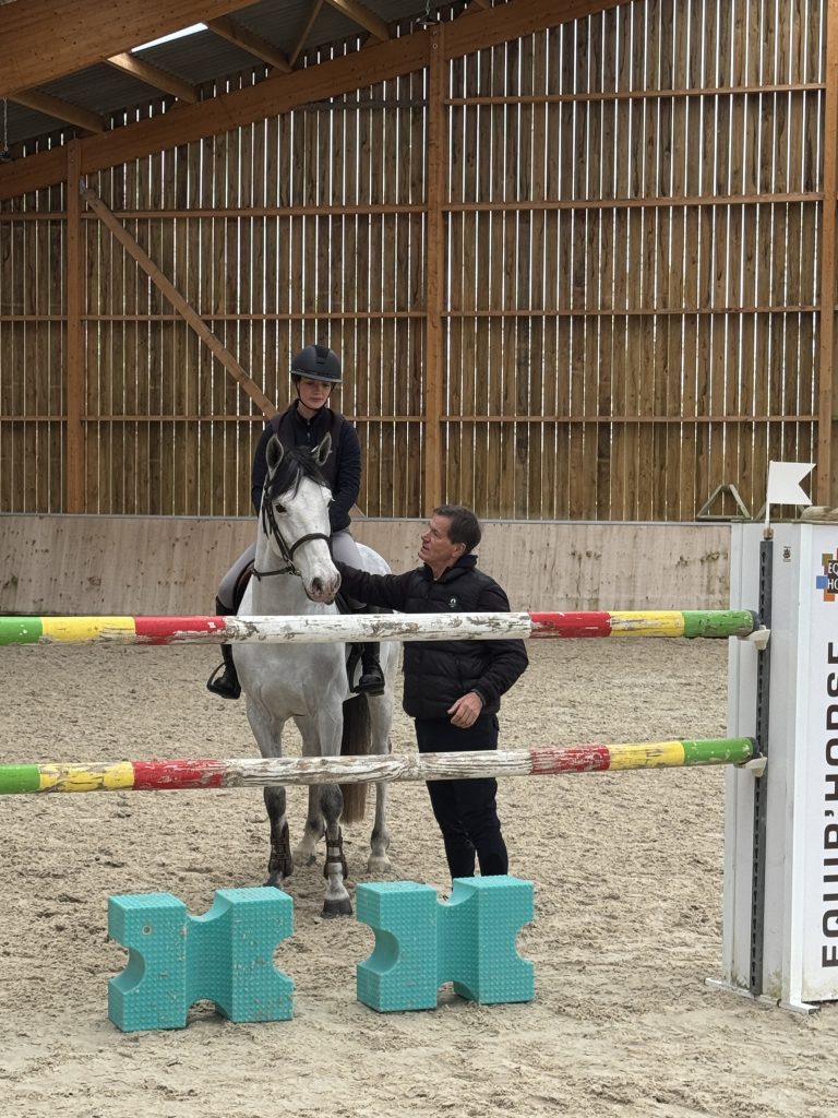 Hannah Lemonnier et son cheval Comme Amour travaillant un obstacle sous l’accompagnement d’Éric Louradour.