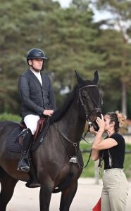 Cavalier en tenue de concours à cheval pendant la préparation, illustrant l’état d’esprit et la relation de confiance en équitation.