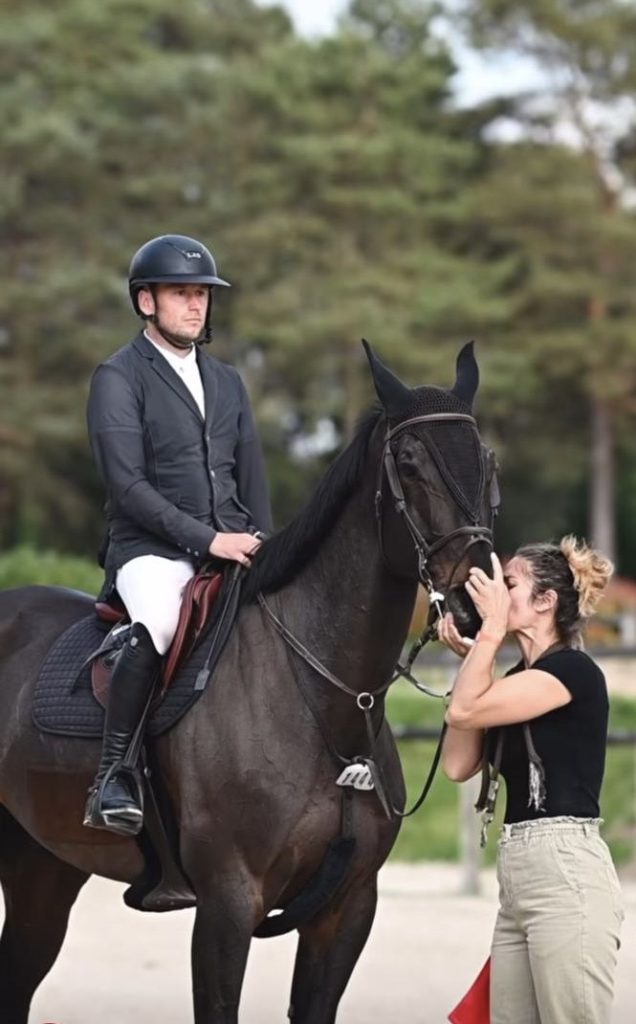 Cavalier en tenue de concours à cheval pendant la préparation, illustrant l’état d’esprit et la relation de confiance en équitation.