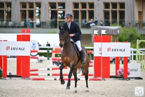Iggy Mouche monté par Thibault Heinguez lors d’un concours de saut d’obstacles.