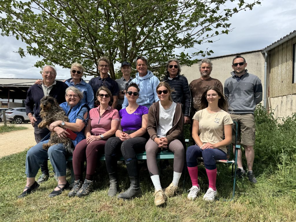 Photo de groupe des cavaliers de l'association Quadras Bourgogne Franche-Comté lors d'un stage d'équitation dirigé par Éric Louradour.