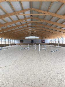 Manège couvert conçu pour offrir aux chevaux un espace d'entraînement plus frais pendant les périodes de fortes chaleurs.