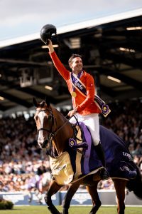 Steve Guerdat célébrant son titre de champion du monde avec Dynamix de Bélhème à Aix-la-Chapelle