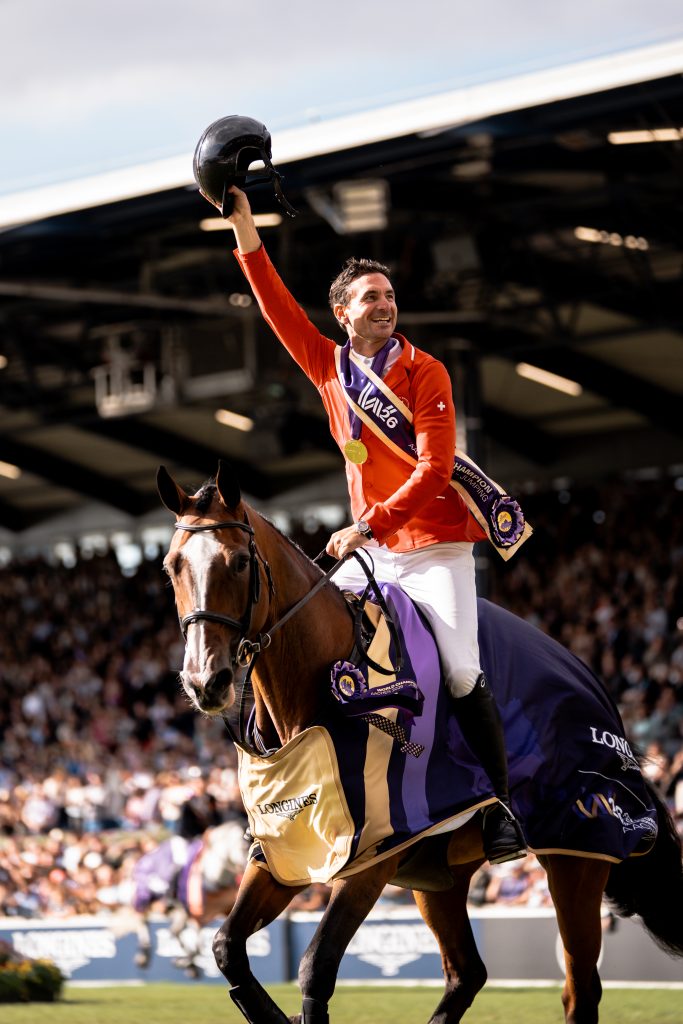 Steve Guerdat célébrant son titre de champion du monde avec Dynamix de Bélhème à Aix-la-Chapelle